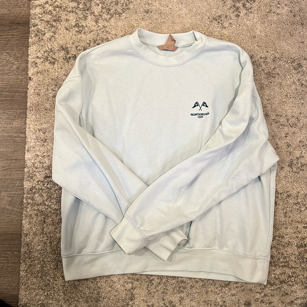 Crew neck sweatshirt.